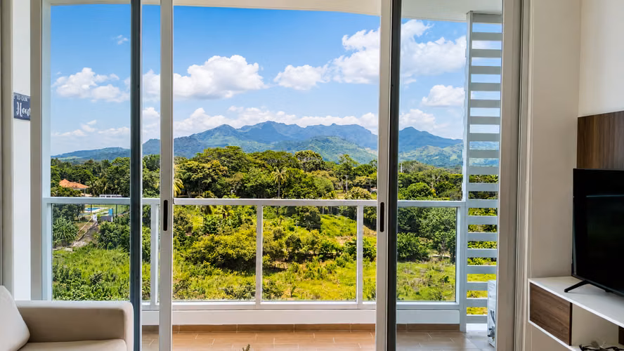Apartamento de Playa Amueblado de Dos Recámaras a Precio de Oportunidad en Royal Palm