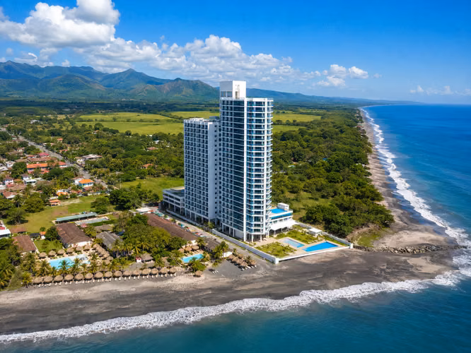 Apartamento de Playa Amueblado de Dos Recámaras a Precio de Oportunidad en Royal Palm