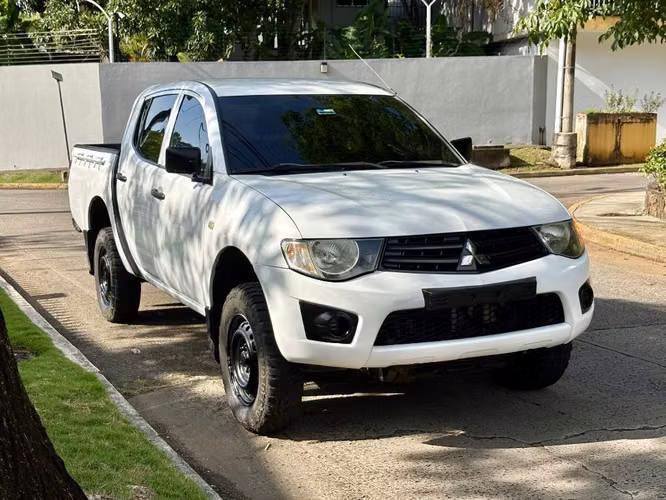 Mitsubishi l200 manual 4x4 Japonesa Año 2014 - Imagen 2