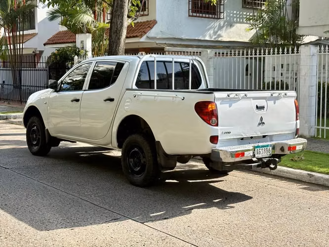 Mitsubishi l200 manual 4x4 Japonesa Año 2014 - Imagen 3
