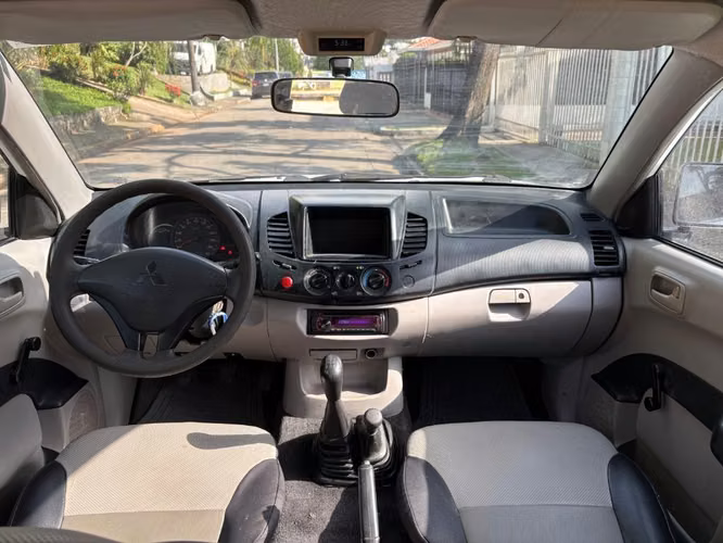 Mitsubishi l200 manual 4x4 Japonesa Año 2014 - Imagen 6