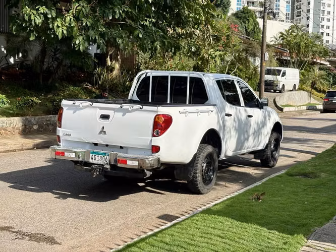 Mitsubishi l200 manual 4x4 Japonesa Año 2014 - Imagen 4