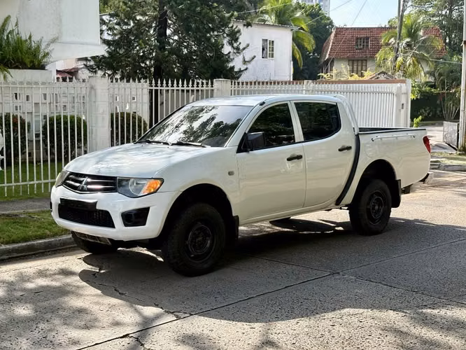 Mitsubishi l200 manual 4x4 Japonesa Año 2014