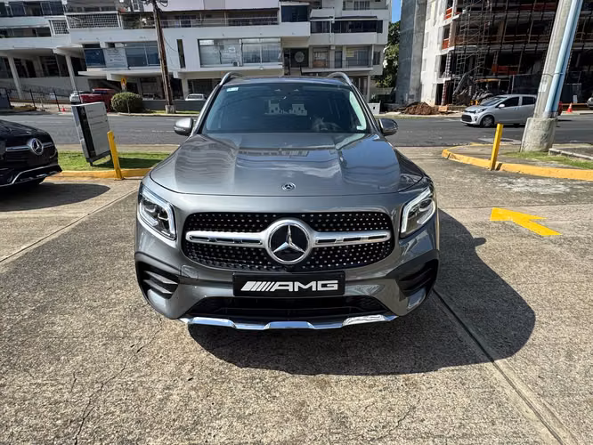 MERCEDES-BENZ GLB  — SOLO 20,184 KM