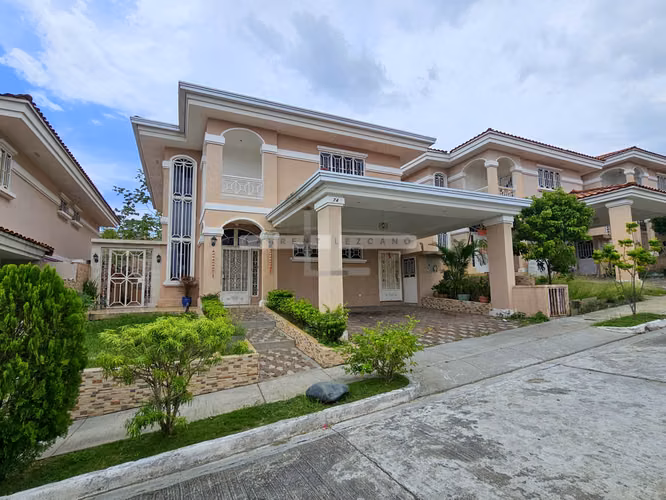 Venta de Casa Unifamiliar en Altos del Country 300. Haga una oferta