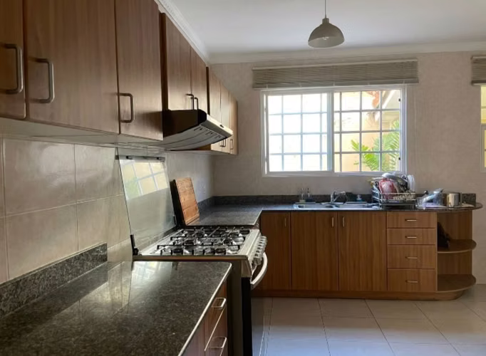 Se alquila linda casa en Brisas del Golf - Imagen 2