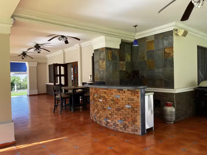 Casa en Camino de Cruces - 860 m² de dos niveles y amplia piscina - Imagen 5
