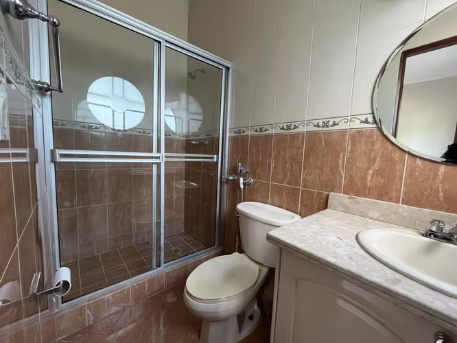 Casa en Camino de Cruces - 860 m² de dos niveles y amplia piscina - Imagen 17