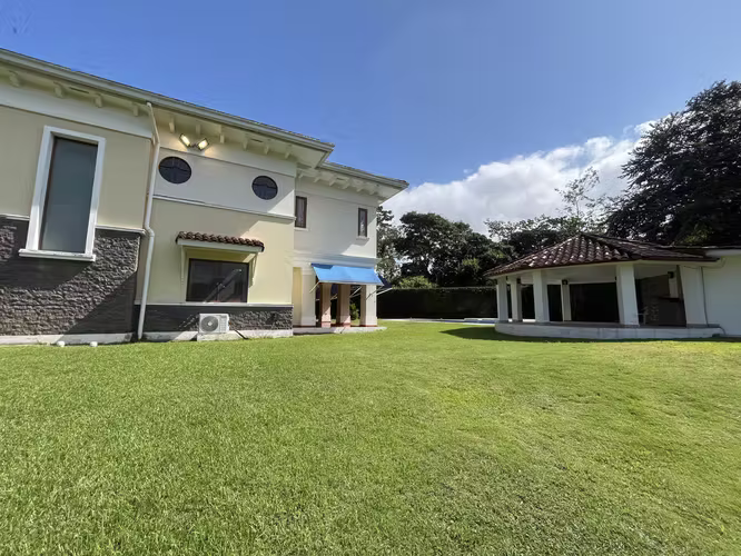 Casa en Camino de Cruces - 860 m² de dos niveles y amplia piscina - Imagen 2