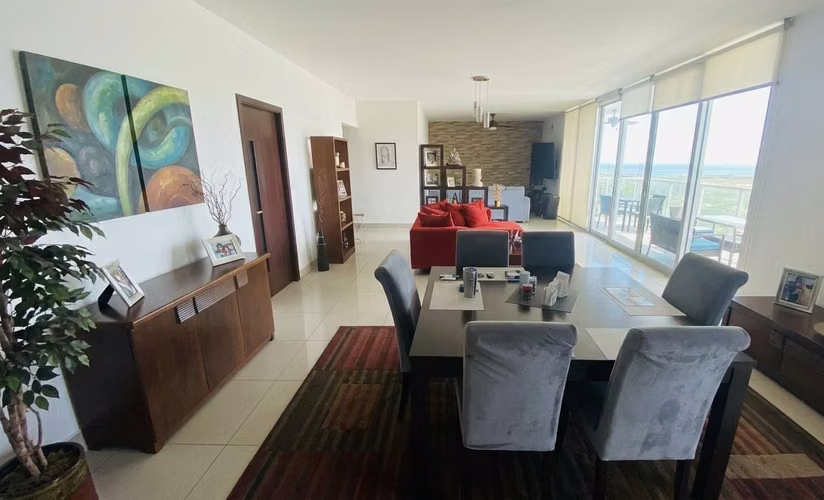 Apartamento en Costa del Este I con balcon y excelente distribución