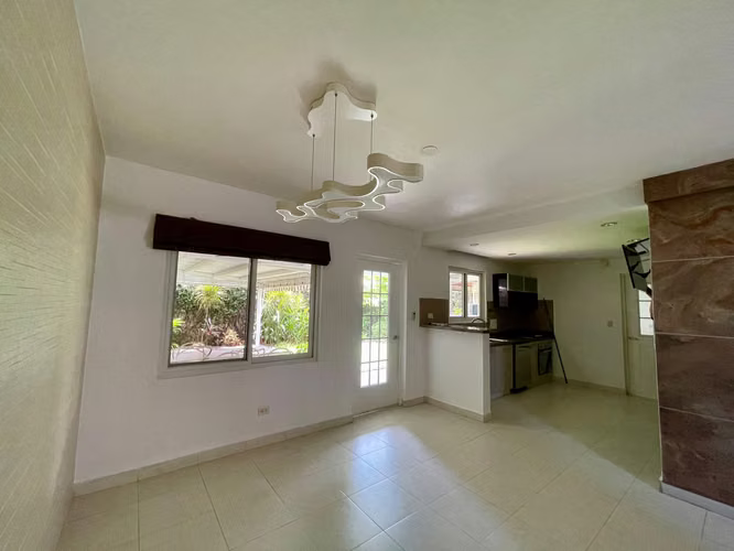 CASA EN ALQUILER EN VERSALLES CON PATIO Y JARDIN - Imagen 6