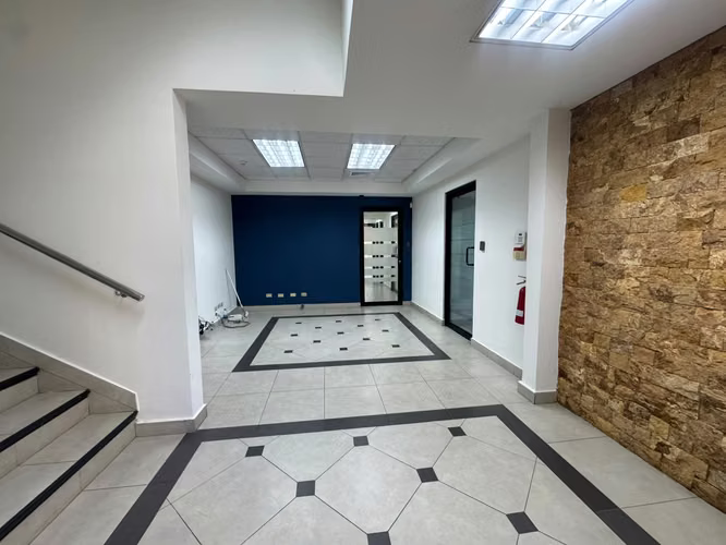 Venta de Oficina en El Carmen, Bella Vista | 690 m² de Construcción y 11 Estacionamientos - Imagen 3