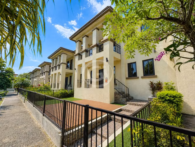 Venta Casa Embassy Club TownHome Cerca Area Social Clayton - Imagen 2