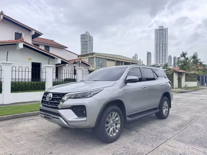 Toyota Fortuner 2023 SRV