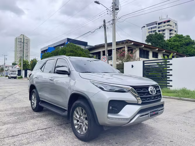 Toyota Fortuner 2023 SRV - Imagen 3