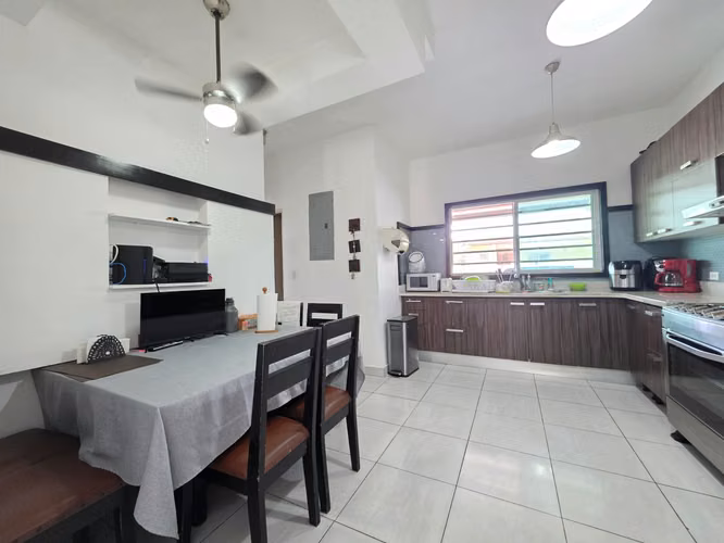 VENTA DE CASA EN URB. CASTILLA DE ORO, ALTOS DE PANAMA - Imagen 4