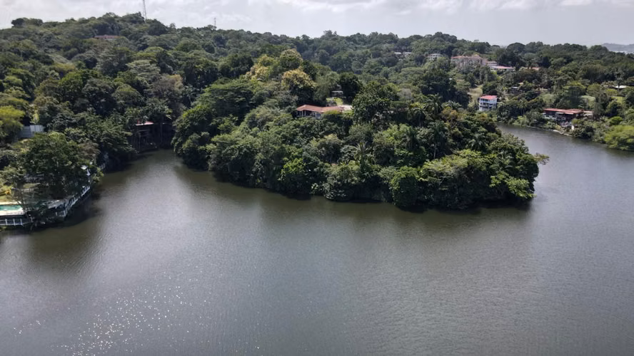 Vendo terreno en Las Cumbres frente al lago