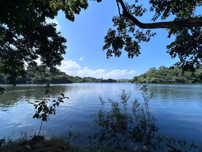 Vendo terreno en Las Cumbres frente al lago