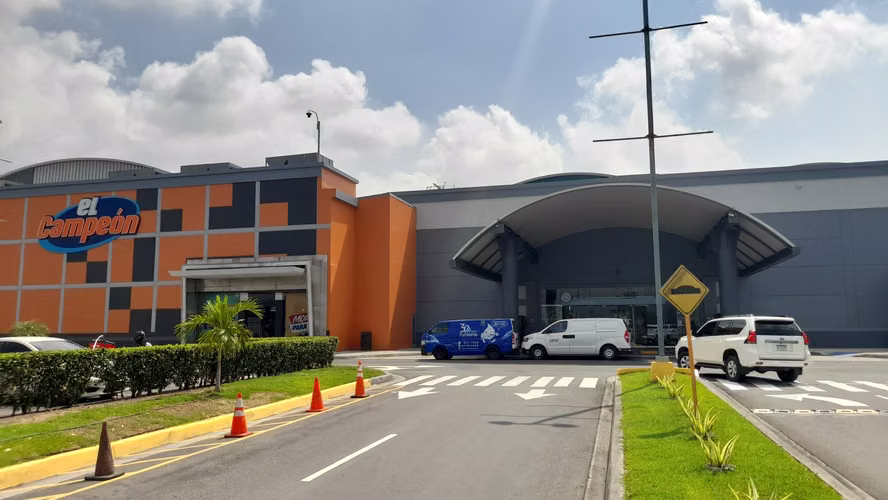 Albrook Mall. Pasillo del Delfin. Local 1198.94mts 8 locales $5,000,000.00neg - Imagen 5