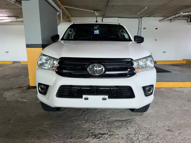 Toyota Hilux 2019 4x4 Manual  Nunca Chocada | Con Extras | Impecable - Imagen 2