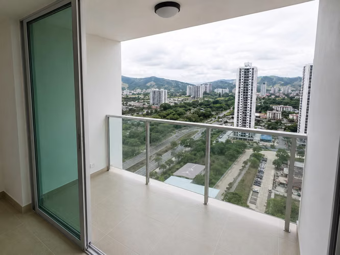 Apartamento en Condado del Rey I con balcon y ubicación estratégica - Imagen 2