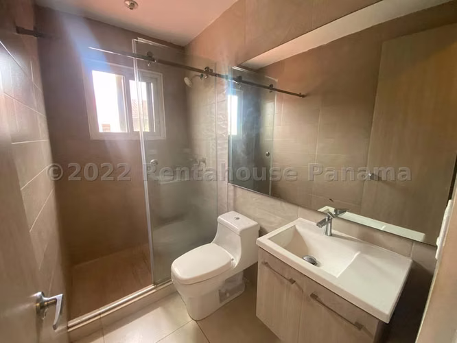 271755. Se alquila casa adosada con 4 recámaras, 3.5 baños, balcón y jardín - Imagen 15