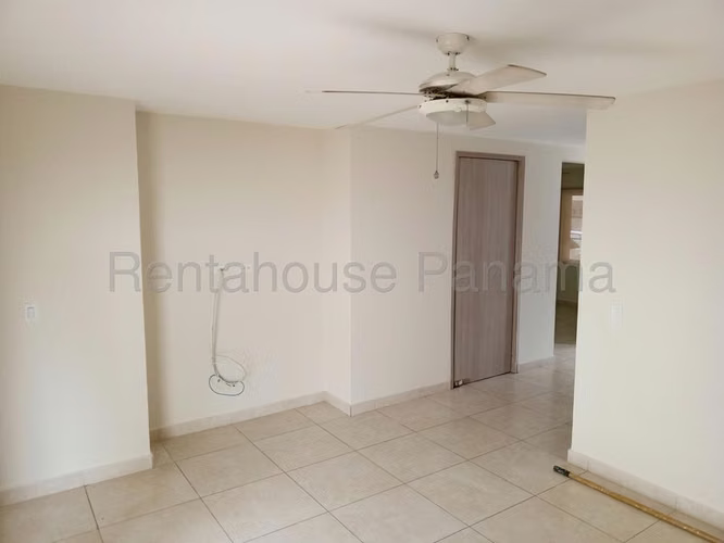 271755. Se alquila casa adosada con 4 recámaras, 3.5 baños, balcón y jardín - Imagen 11