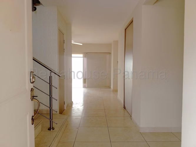 271755. Se alquila casa adosada con 4 recámaras, 3.5 baños, balcón y jardín - Imagen 2