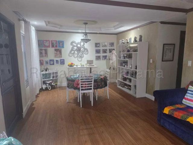 Venta de Casa esquina en Parque Lefevre CM