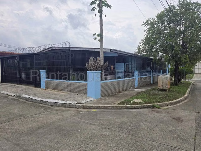 Venta de Casa esquina en Parque Lefevre CM