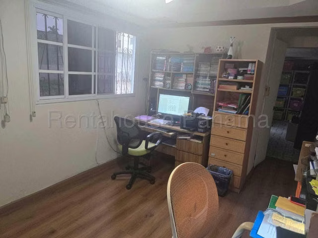 Venta de Casa esquina en Parque Lefevre CM