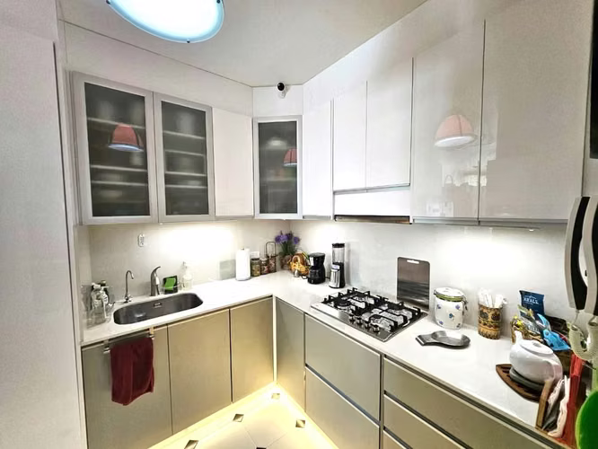 ¡Libre de Hipoteca y Listo para Habitar! Apartamento en Edison Park - Imagen 5