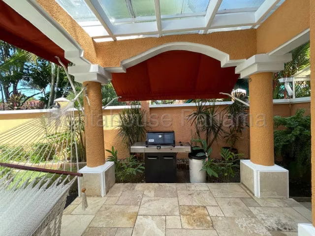 Se alquila amplia casa en Residencial, unbicada en Clayton - Imagen 8