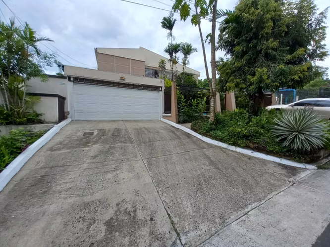 Las Cumbres. 504mts 3r 2.5b patio den $285,000.00neg - Imagen 2