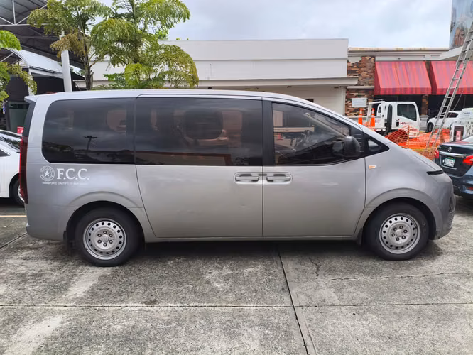 Hyundai Staria 11 Pasajeros - Imagen 3