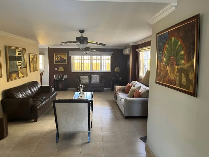 C2596J SE VENDE AMPLIA CASA EN ALTOS DE PANAMA