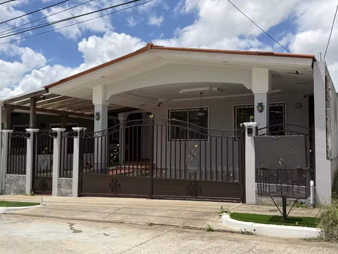 Se Alquila Hermosa, Amplia y Cómoda Residencia - Brisas de Golf