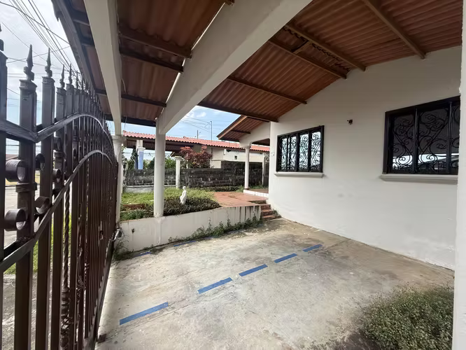 EN REMATE CASA EN BRISAS DEL GOLF - DR - Imagen 3