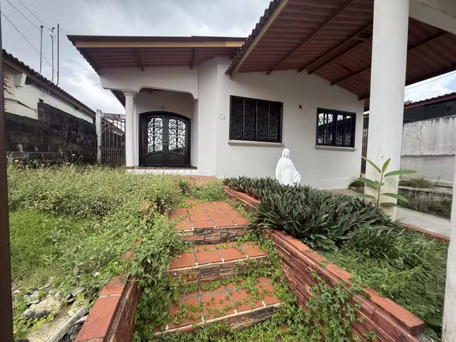 EN REMATE CASA EN BRISAS DEL GOLF - DR - Imagen 2