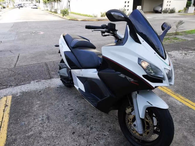 SE VENDE APRILIA MAXI SCOOTER SRV 850 CM3 MANTENIMIENTO AL DIA , LLANTAS NUEVAS, 30 000 KM AÑO 2016 ABS, SRS PRECIO 5800 DAVID 