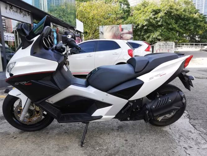 SE VENDE APRILIA MAXI SCOOTER SRV 850 CM3 MANTENIMIENTO AL DIA , LLANTAS NUEVAS, 30 000 KM AÑO 2016 ABS, SRS PRECIO 5800 DAVID 
