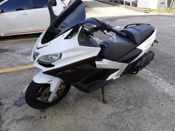 SE VENDE APRILIA MAXI SCOOTER SRV 850 CM3 MANTENIMIENTO AL DIA , LLANTAS NUEVAS, 30 000 KM AÑO 2016 ABS, SRS PRECIO 5800 DAVID 