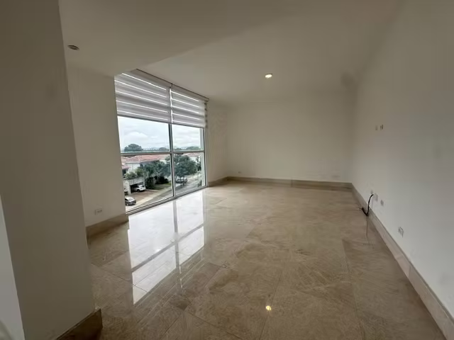 Exclusivo Apartamento en Crescent Lane, Santa Maria Golf and County Club - Imagen 3