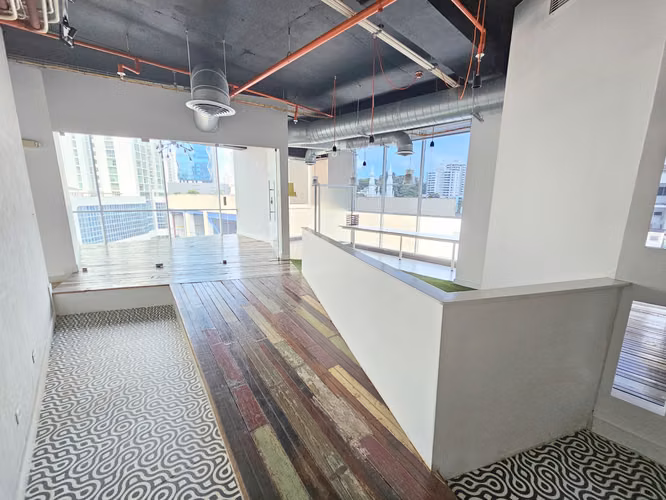 Venta de Oficina remodelada en PH Molon Tower - Bella Vista. Haga una oferta