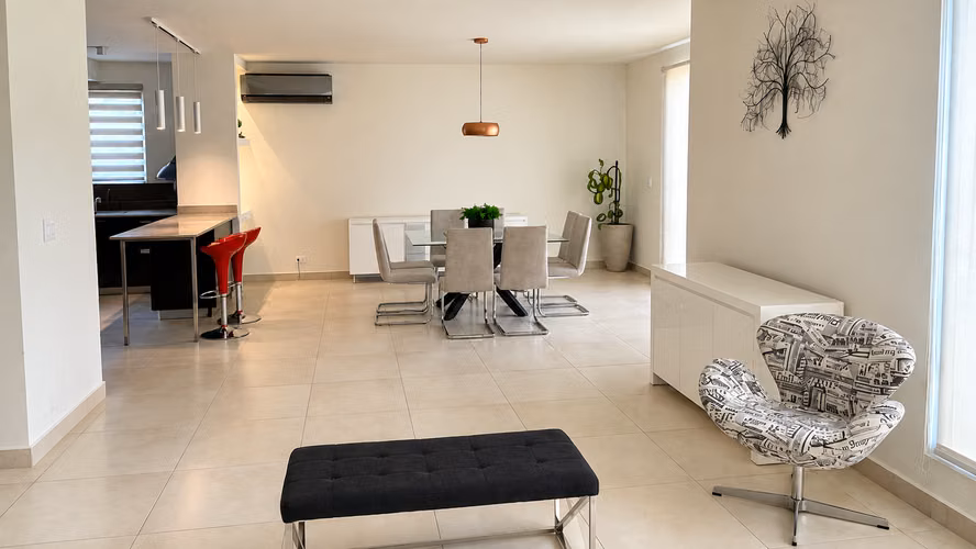 Casa en Villasur con doble altura, estudio y segunda sala - Imagen 2