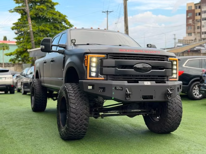 Ford F Lariat