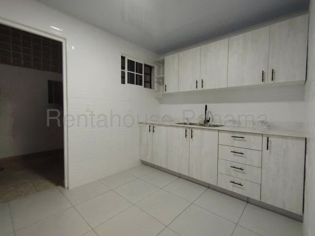 Amplia y conveniente casa en venta Altos de San Judas, Colón 26GC8721