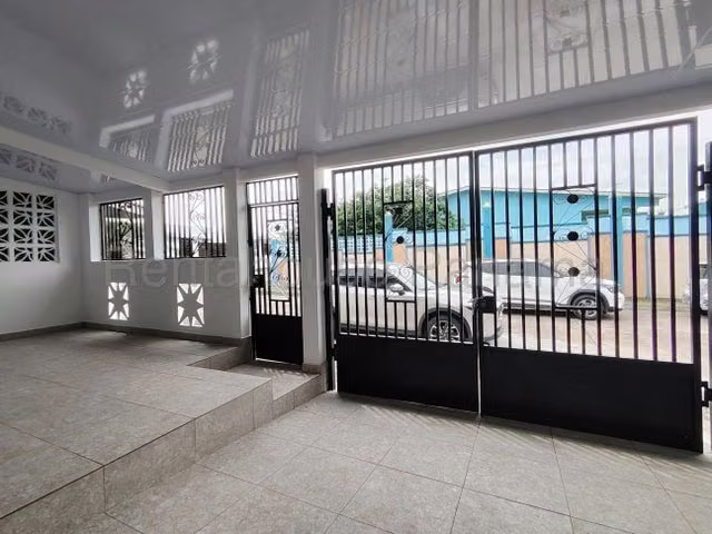 Amplia y conveniente casa en venta Altos de San Judas, Colón 26GC8721