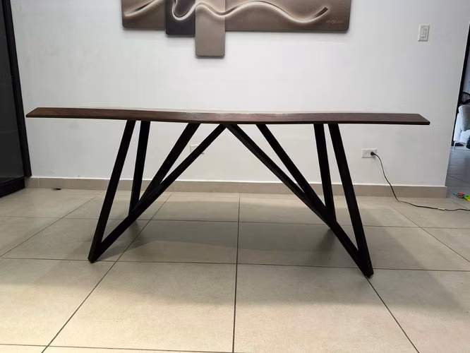 Se vende 1 comedor con sus 6 sillas 1 cama 1 ventilador