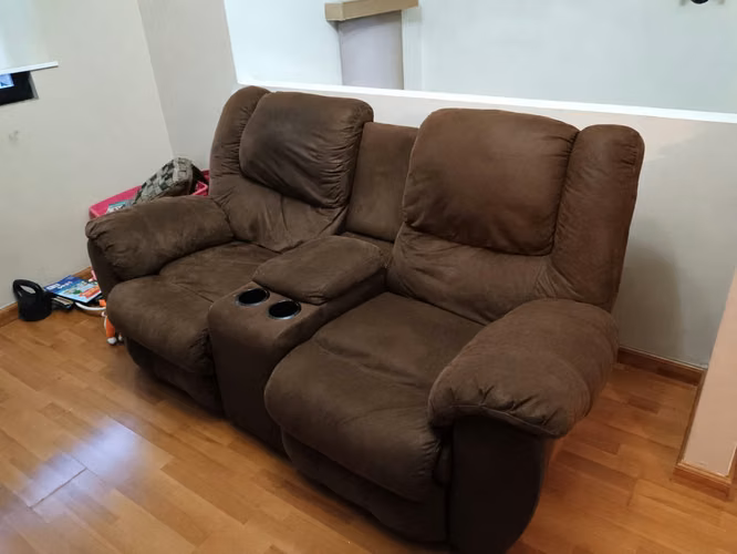 SILLÓN DOBLE RECLINABLE CON CONSOLA Y PORTAVASOS-ASHLEY FURTINURE